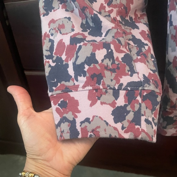 Lori Goldstein French Terry Cropped Printed Joggers - Picture 8 of 12